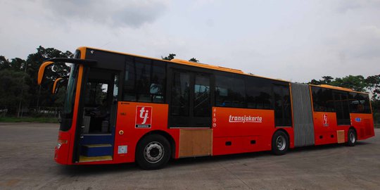 Bus gandeng ditempatkan khusus di koridor utama Transjakarta