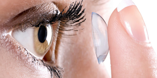 4 Tips sehat ini harus diikuti para pemakai lensa kontak