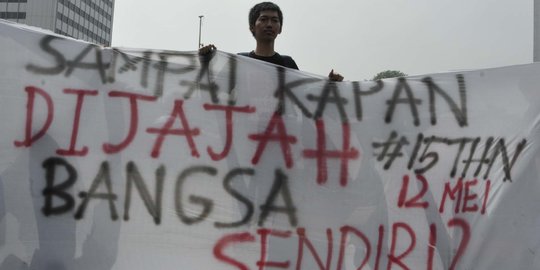 Tagih penuntasan Tragedi '98, mahasiswa Trisakti tidur di HI | merdeka.com