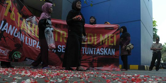 Aksi tabur bunga peringati tragedi Mei 1998 di mall Klender