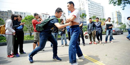 Lelaki China cari duit dengan jadikan perut samsak