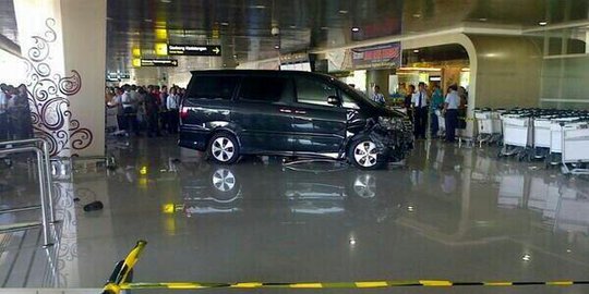 Ini kronologi Alphard  tabrak  balita di Bandara Juanda 