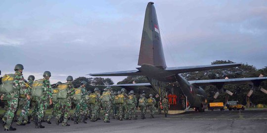 Aksi pasukan Kostrad terjun payung di Pasuruan