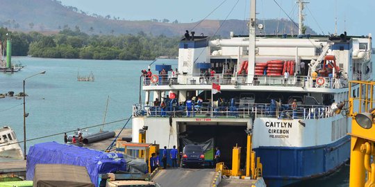 KMP Renny II di Selat Bali mengangkut 57 penumpang