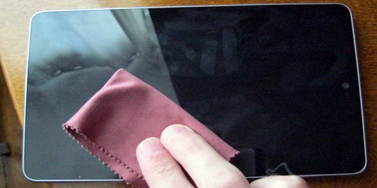 menggunakan kain dalam membersihkan layar rev2