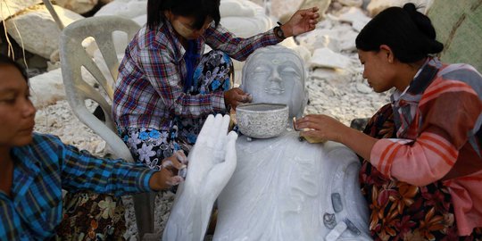 Menengok pembuatan patung Buddha dari marmer di Desa Zagyin