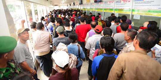 Antrean pembeli tiket kereta mudik tambahan di Stasiun Senen