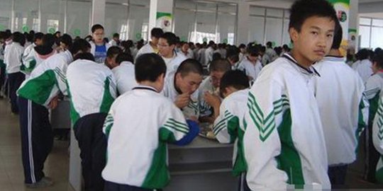 Biar siswa makan cepat, sekolah di China hilangkan kursi kantin