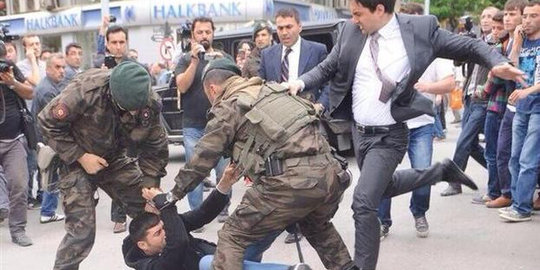 Video ajudan Erdogan tendang seorang pengunjuk rasa di Turki