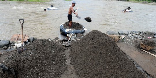 Lama tak hujan, harga pasir Merapi meroket