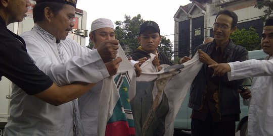 Kecewa, pendukung Rhoma Irama robek bendera PKB