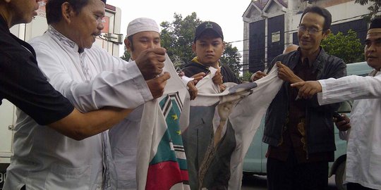 Kecewa, simpatisan Rhoma Irama robek bendera PKB