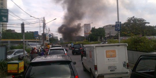 Warga tonton mobil terbakar di dekat Gandaria City, lalin macet