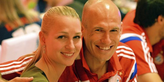 Kemesraan pemain Bayern Munich bersama sang istri