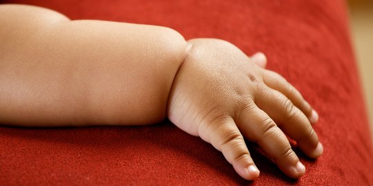 Bayi baru lahir ditemukan terbungkus kain depan klinik Cikarang
