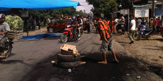 Air tanah tercemar, warga blokir jalan akses PT Riken Indonesia