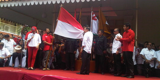 Deklarasi di Gedung Joang, Jokowi-JK cium bendera merah putih