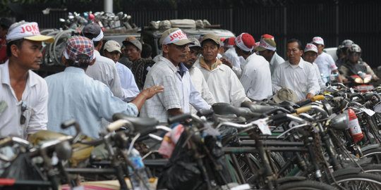 Saat ojek-ojek ontel bersiap antar Jokowi-JK ke KPU