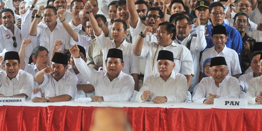 Prabowo-Hatta kompak berkemeja putih dan berpeci di TMP Kalibata