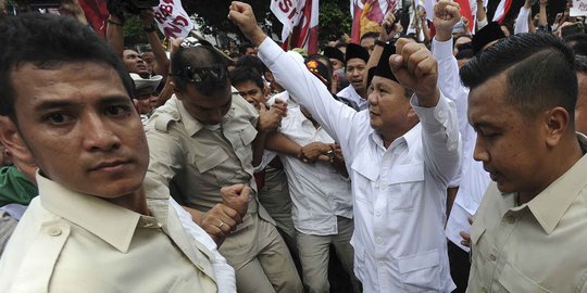 Pengawalan ketat Prabowo-Hatta saat jalan kaki ke Gedung KPU