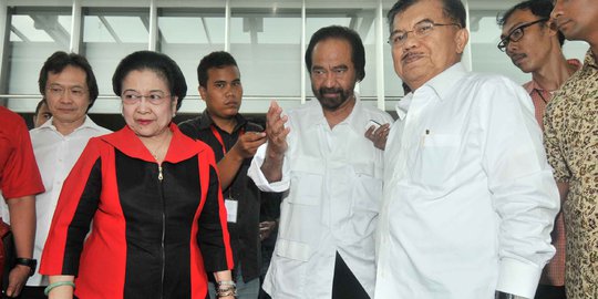Berkemeja putih, JK dan Surya Paloh hadir di Rakornas PDI-P