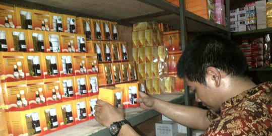 Pembantu rumah tangga pembeli utama kosmetik palsu