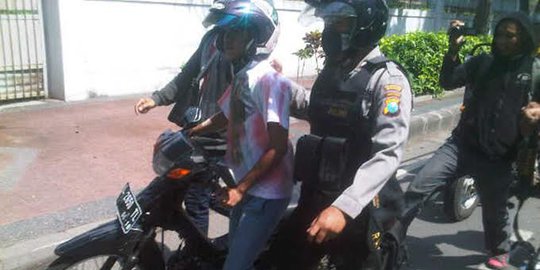 Ejek polisi saat konvoi, puluhan pelajar di Surabaya dijemur