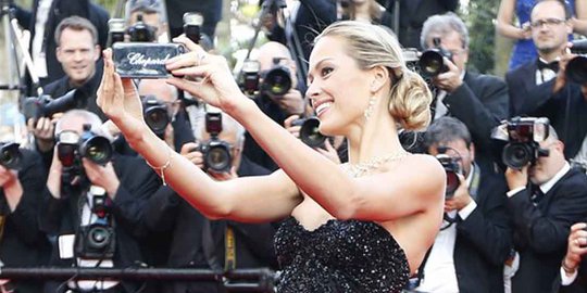 Hadiri Festival Cannes, model seksi Petra Nemcova asyik selfie