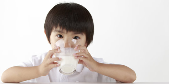 Mengajak anak-anak melihat proses produksi susu di sini