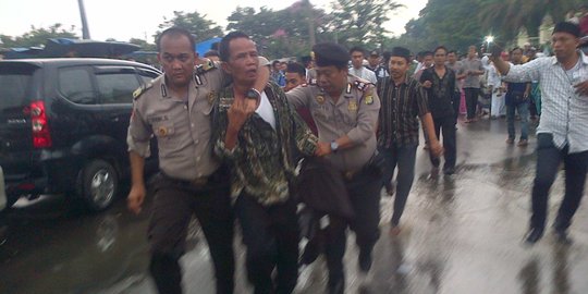 Peras warga desa, preman suruhan mantan caleg dihajar massa