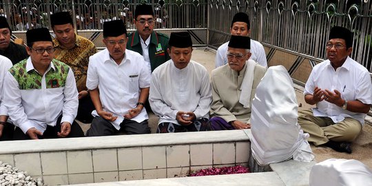 Jusuf Kalla saat berziarah ke makam Sunan Ampel