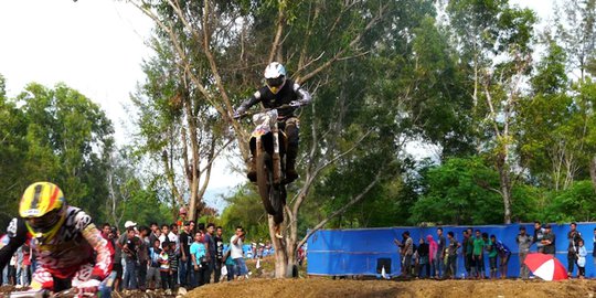 Aksi crosser nasional bertarung dalam Kejurnas Motocross di Aceh