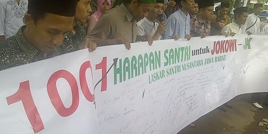 Kenakan sarung, santri se-Jabar tulis harapan pada Jokowi-JK