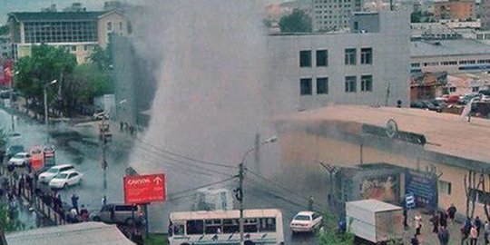 Video pipa air panas bawah tanah meledak di Rusia