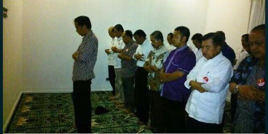 JK tunjukkan foto Jokowi jadi imam salat Magrib