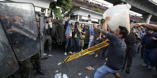 Massa anti-kudeta bentrok dengan militer Thailand kian panas