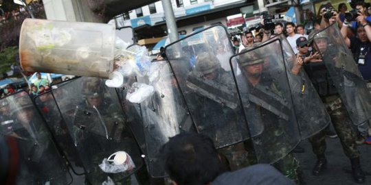 Protes kudeta, demonstran lempari aparat Thailand dengan botol