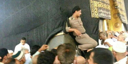 Sandarkan kaki di dinding Kabah, polisi Saudi dikecam