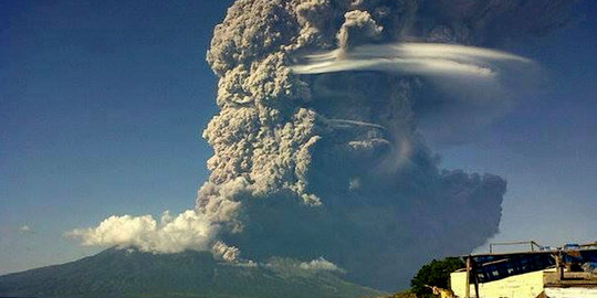 Gunung Sangiang di NTB meletus, asap membumbung 3.000 meter