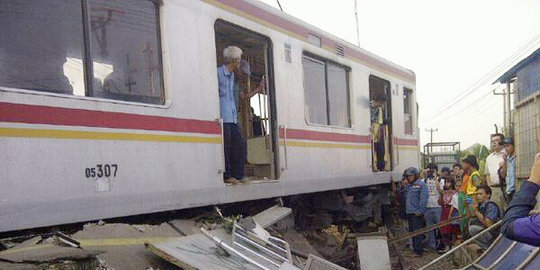 Evakuasi kereta anjlok selesai, jalur Bandung-Purwakarta normal