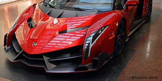 Lamborghini Veneno Roadster muncul di Bologna!