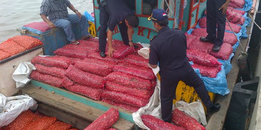 Bawa 30 ton bawang merah selundupan, 6 ABK diperiksa Bea Cukai