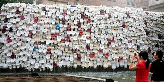 Uniknya air mancur dari 10.000 kloset bekas di China
