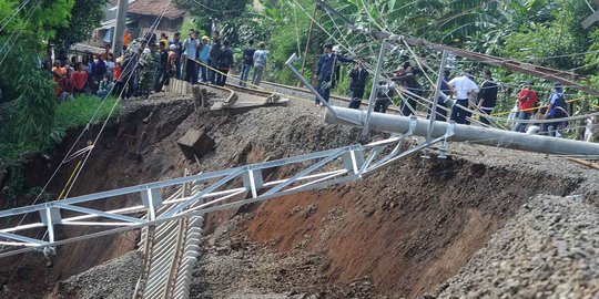 Tertimbun longsor Jalan Palu-Kulawi lumpuh total