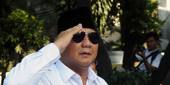 Adian Napitupulu: Prabowo masang lambang negara saja salah
