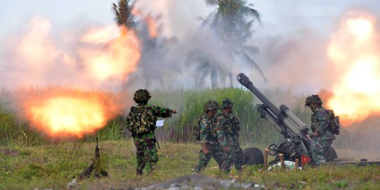 Dahsyatnya tembakan Meriam Howitzer dan Roket RM 70 Grad