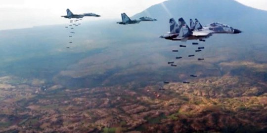 Aksi jet tempur Sukhoi TNI AU jatuhkan bom dari udara
