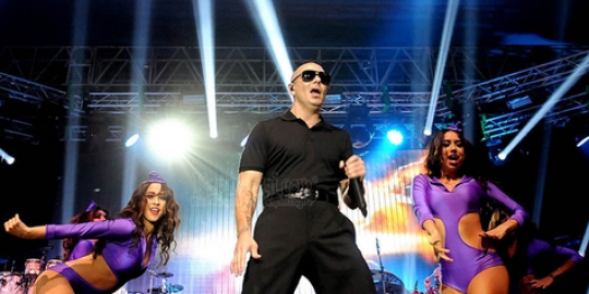 Lagu Piala Dunia Pitbull Dihujani Cacian Di Klip Parodi Ini Kapanlagi Com
