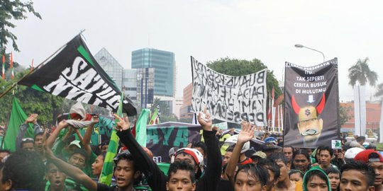 mengamuk di stadion 10 november rev3