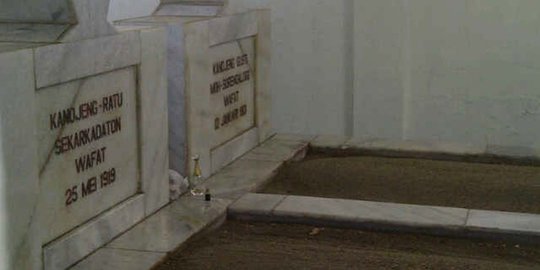 Cerita batu besar berpindah di makam Kanjeng Ratu Sekar Kedaton